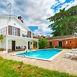 Lanima Vila *
